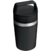 Schwarzer Stanley Café-To-Go Travel Mug mit isoliertem Edelstahlkörper und Deckel mit Henkel