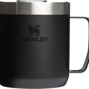 Stanley The Everyday Camp Mug 230 ml in der Ausführung Black 2.0 – isolierter Edelstahlbecher mit Henkel und silbernem Rand