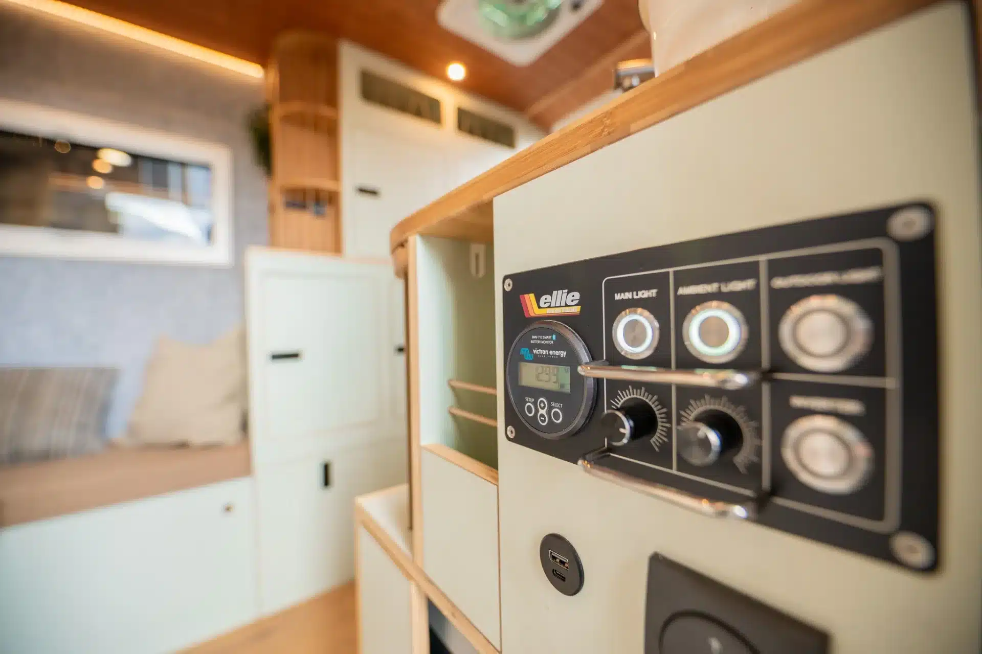 Innenansicht der Terrafox Wohnkabine für Pick-ups mit Detailaufnahme des Steuerpanels und moderner Innenausstattung.