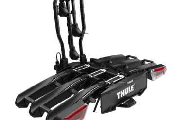 Produktfoto des Thule EasyFold 3 Kupplungsträgers, geeignet für bis zu drei Fahrräder, mit moderner Beleuchtung und breiter Radaufnahme.