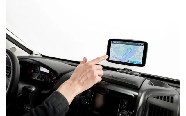 Das TomTom GO Camper Max PP Navigationsgerät Berger-Edition ist an der Windschutzscheibe eines Wohnmobils montiert und zeigt eine Route auf dem Display.