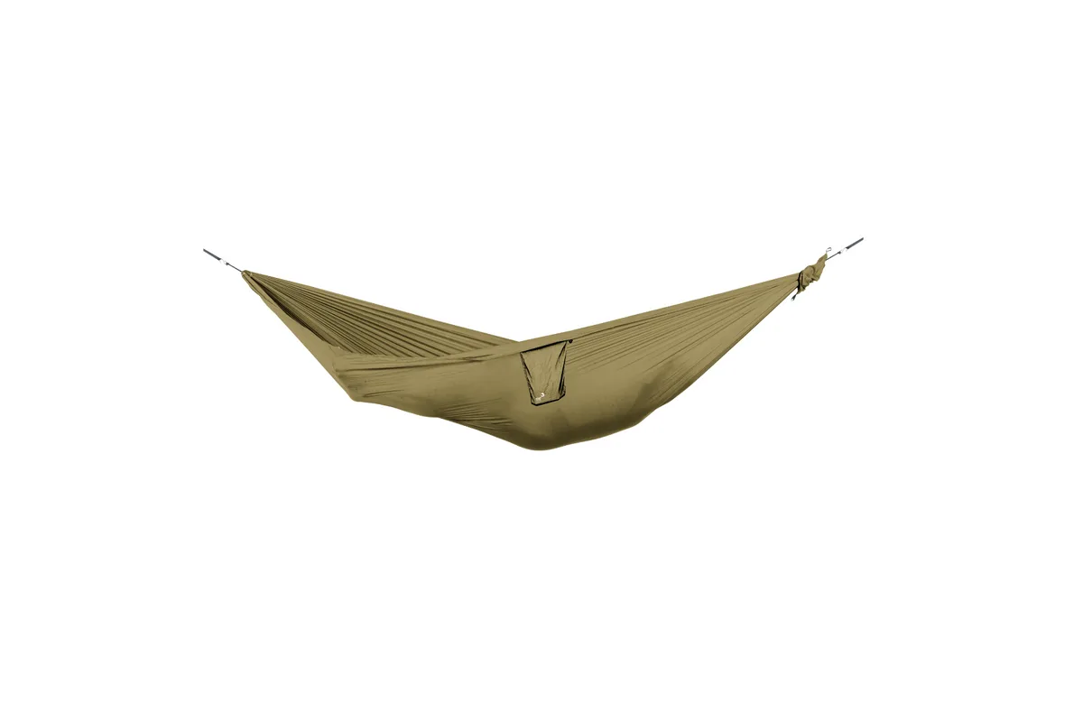 Ticket to the Moon Compact Hammock, olivgrüne Hängematte, auf weißem Hintergrund gespannt