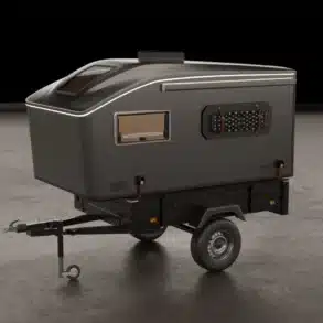 Der Vulpes S Micro-Camper von Pathless Campers auf einem Einachsanhänger in einer Studio-Umgebung