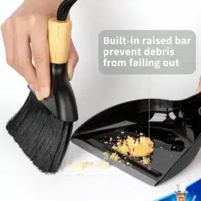 MR.SIGA Kehrschaufel- und Bürstenset mit Bambusgriff sammelt Krümel auf einer weißen Oberfläche auf.