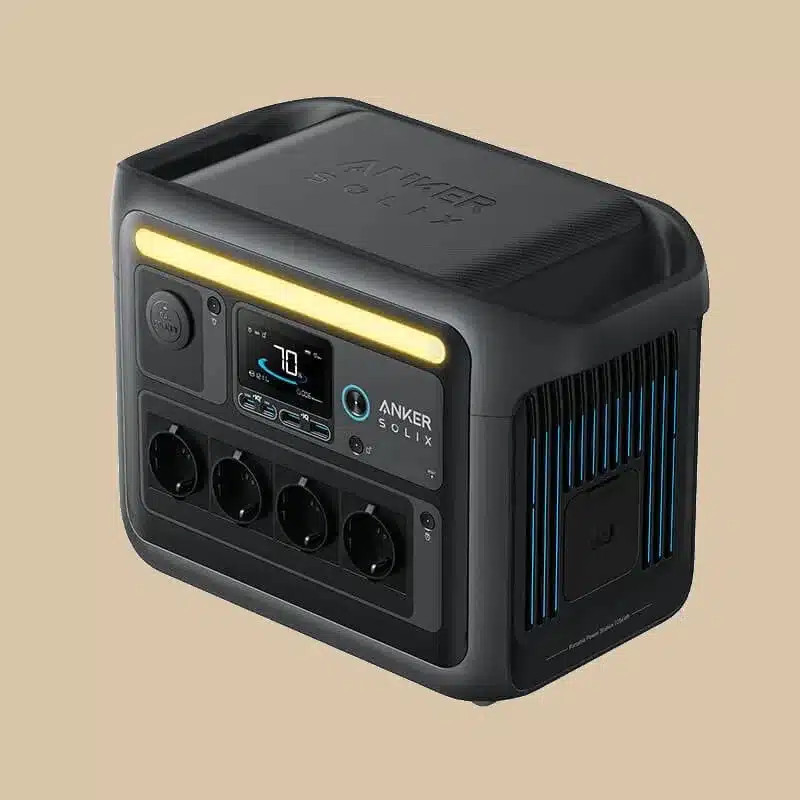 Foto der Anker SOLIX C1000X Powerstation mit vier 230V-Steckdosen, LED-Leiste und übersichtlichem Display.