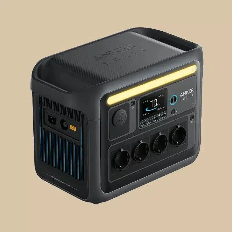 Seitenansicht der Anker SOLIX C1000X Powerstation mit Display, Anschlüssen und LED-Leiste.
