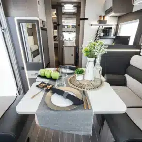 Innenansicht einer Face-to-Face-Dinette mit gedecktem Tisch im Zefiro 266 TL POWER Edition Wohnmobil.