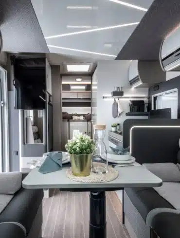 Blick in den hellen Wohnbereich mit Face-to-Face-Sitzgruppe des Zefiro 287 TL POWER Edition