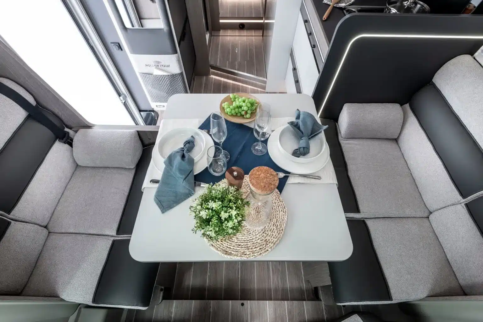 Innenansicht der Face-to-Face-Sitzgruppe mit gedecktem Tisch im Zefiro 287 TL POWER Edition