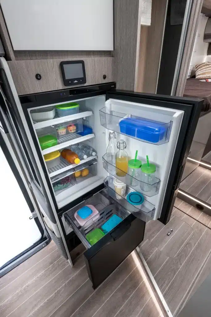 Offener Kühlschrank mit Lebensmitteln und Getränken im Zefiro 287 TL POWER Edition Wohnmobil
