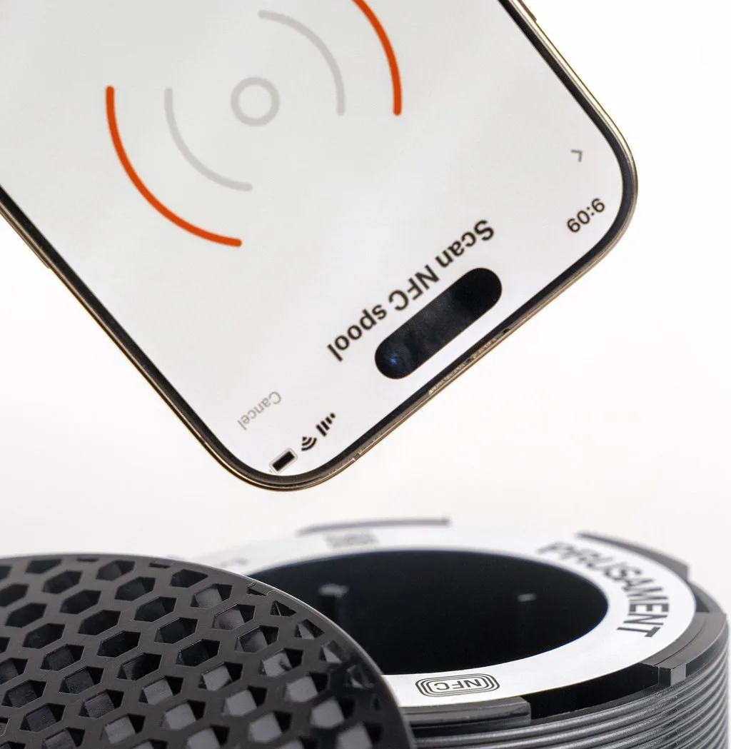 Smartphone scannt eine 3D-Druck-Filamentspule mit NFC-Tag