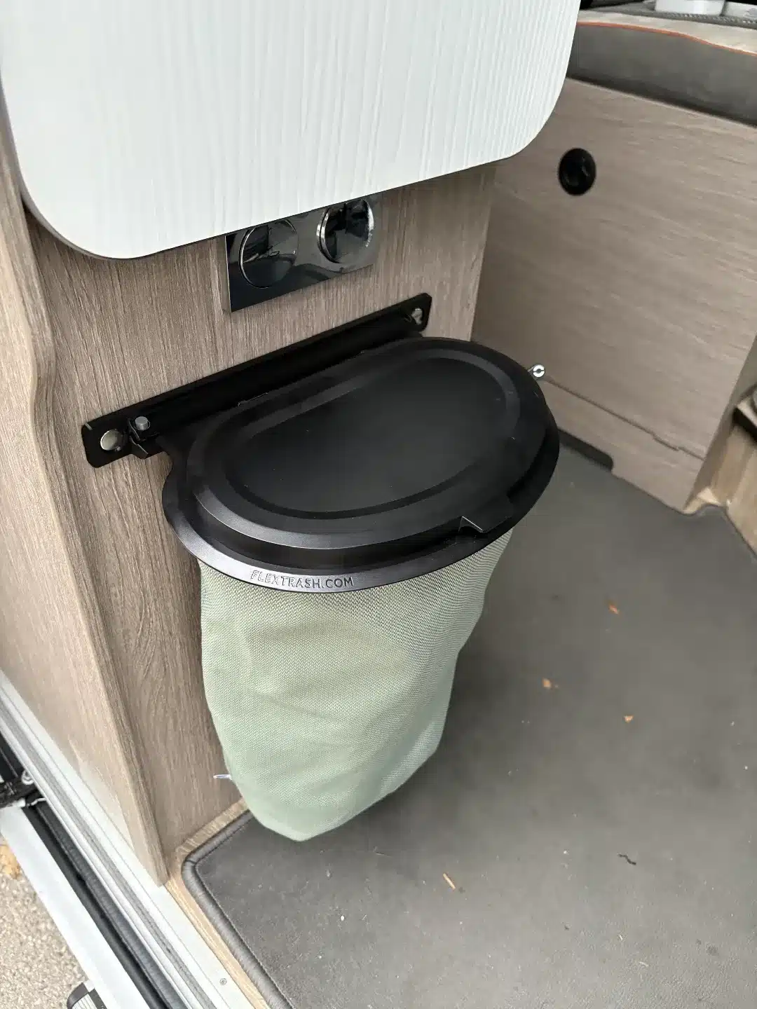 Flexibler Camper-Mülleimer mit Halterung und Stoffbeutel an einer Holzwand