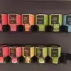 Individuell 3D-gedruckte Halterungen für Gewürzdosen, montiert an einer Wand im Camper.