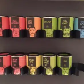 Individuell 3D-gedruckte Halterungen für Gewürzdosen, montiert an einer Wand im Camper.