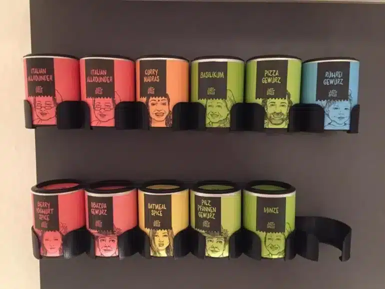 Individuell 3D-gedruckte Halterungen für Gewürzdosen, montiert an einer Wand im Camper.