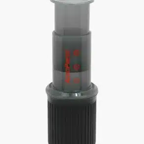 AeroPress Go Coffee Maker komplett zusammengebaut vor weißem Hintergrund
