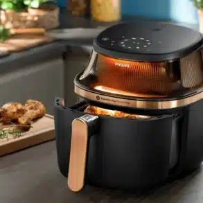 Philips Airfryer mit offenem Korb und zubereitetem Essen auf einer modernen Küchenarbeitsplatte