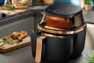 Philips Airfryer mit offenem Korb und zubereitetem Essen auf einer modernen Küchenarbeitsplatte