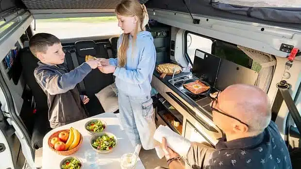 Der Antilope Van Flex 5 mit geöffneter Küche, Esstisch und Familienessen im Innenraum