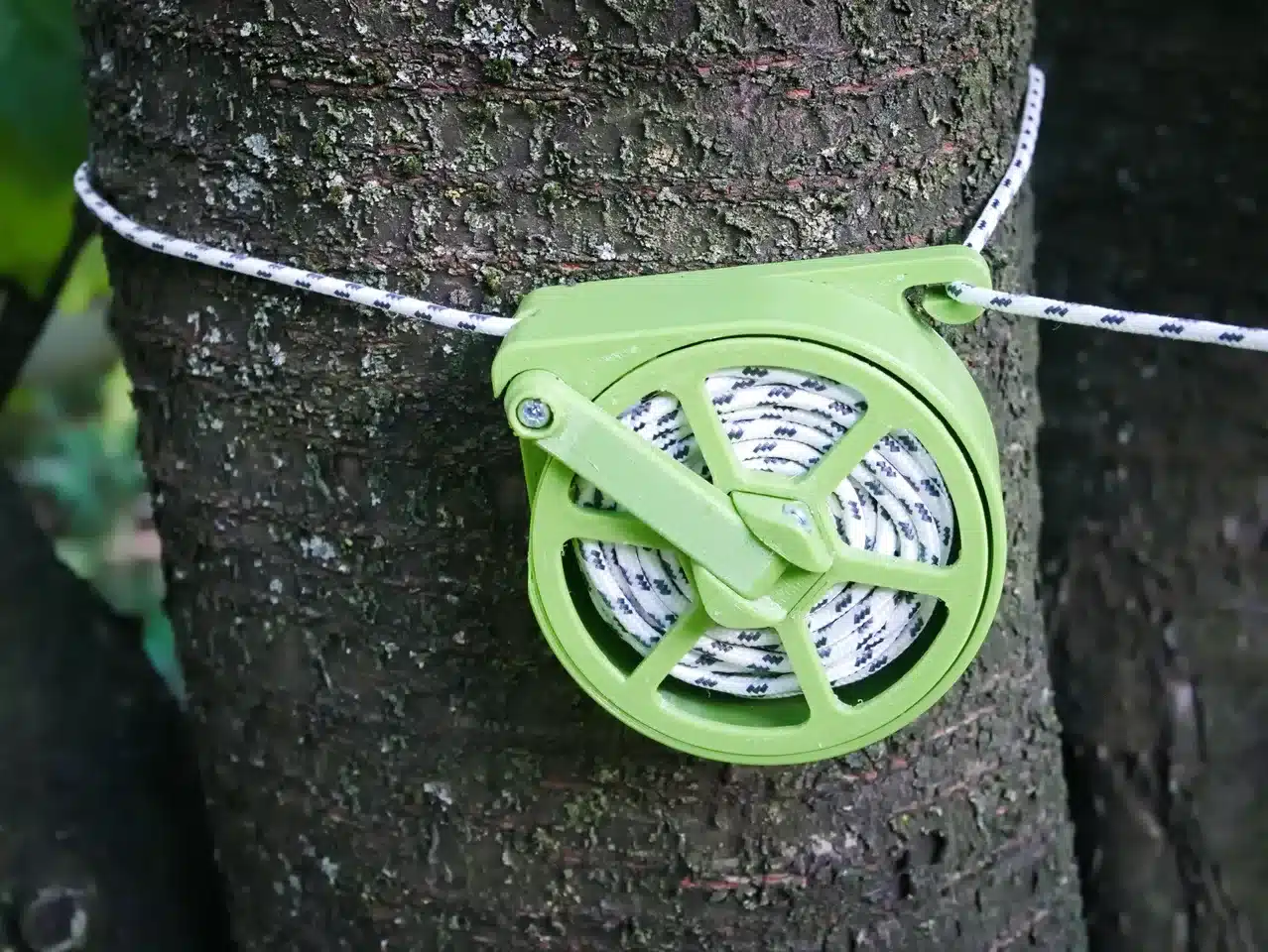 Wäscheleine auf Spule, am Baum befestigt, Outdoor-Lösung für Camper