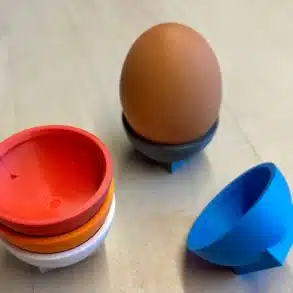 Mehrfarbige, stapelbare 3D-gedruckte Eierbecher mit Ei für Camping