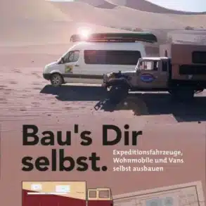 Cover des Buchs 'Bau's Dir selbst – Expeditionsfahrzeuge, Wohnmobile und Vans selbst ausbauen' mit Fahrzeugen in der Wüste