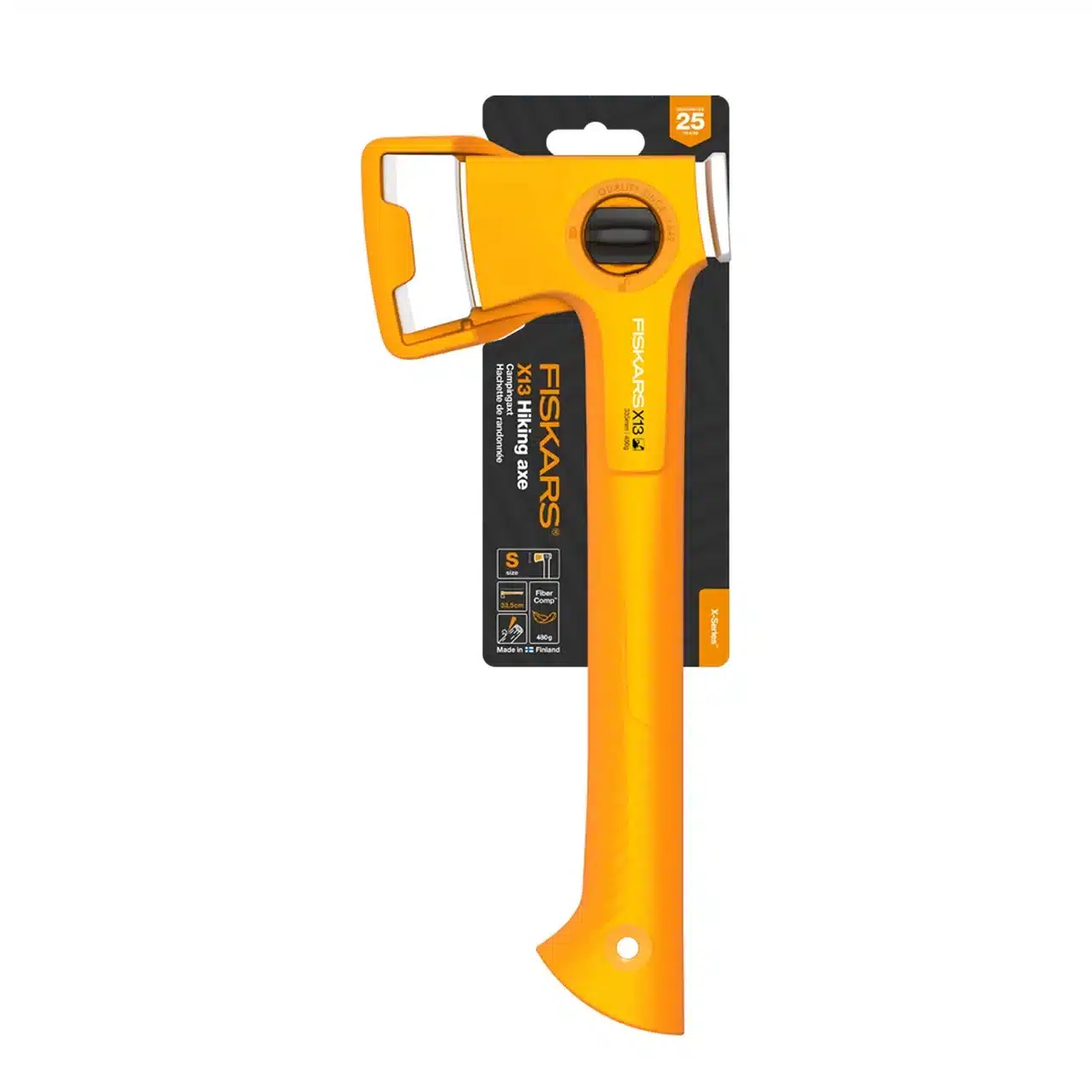 Fiskars X13 Ultraleichte Wanderaxt mit orangefarbenem Griff und Klingenfutteral in Produktverpackung.