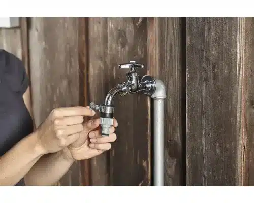 Montage eines Gardena Wasserdiebs an einen glatten Wasserhahn im Außenbereich
