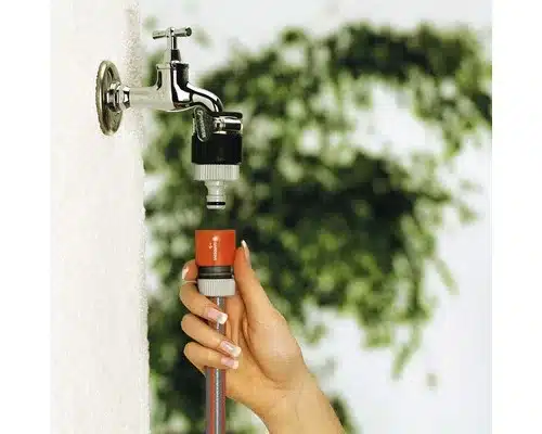 Gardena Wasserdieb am Wasserhahn mit angeschlossenem Schlauch