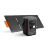 Jackery Explorer 300D Powerstation zusammen mit einem aufgeklappten Solarpanel, auf weißem Hintergrund.