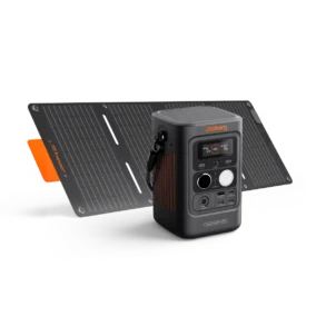 Jackery Explorer 300D Powerstation zusammen mit einem aufgeklappten Solarpanel, auf weißem Hintergrund.