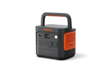 Jackery Explorer 2000 v2 Powerstation mit orangefarbenen Seitenteilen und Tragegriff