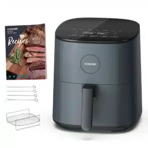 Dunkelgraue COSORI 4,7-Liter Heißluftfritteuse mit Bedienfeld, Grillspieß-Set und deutschsprachigem Rezeptbuch.