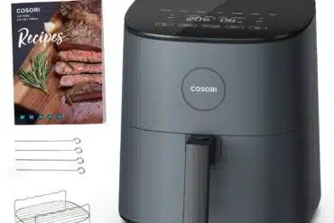 Dunkelgraue COSORI 4,7-Liter Heißluftfritteuse mit Bedienfeld, Grillspieß-Set und deutschsprachigem Rezeptbuch.