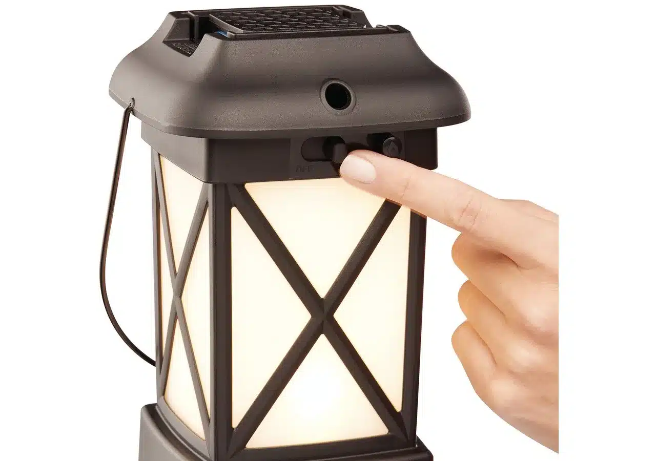 Thermacell MR-9W Terrassenlaterne mit Hand am Einschaltknopf – Kombination aus Lichtquelle und Mückenschutz für den Außenbereich.