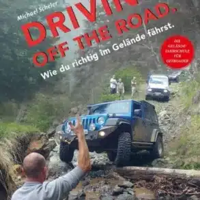 Buchcover von Driving off the Road mit Offroadfahrzeug auf Waldweg und Personen am Wegesrand
