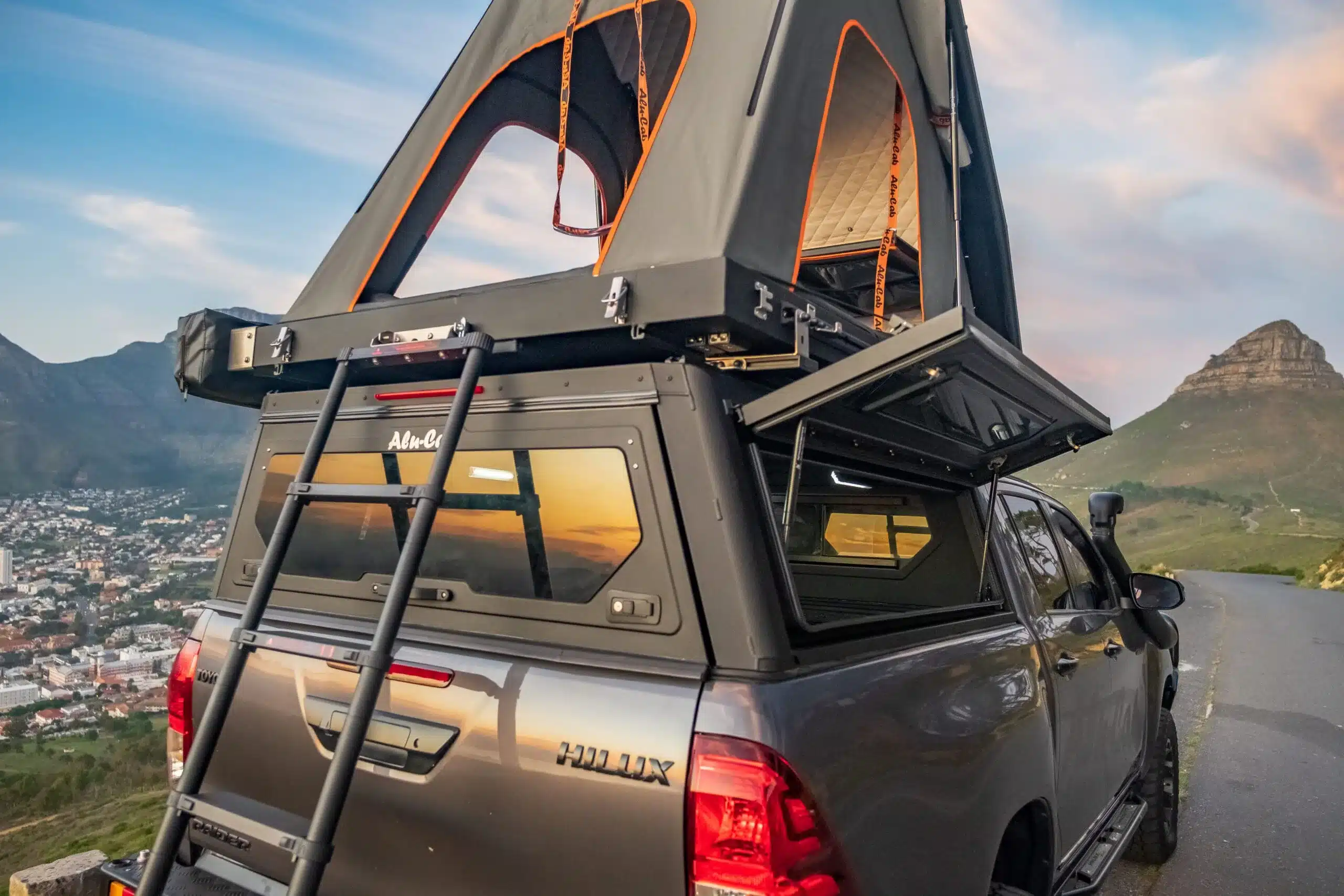 Pickup mit Contour Canopy Aufbau und Dachzelt, aufgenommen bei Sonnenuntergang in den Bergen