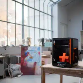 Prusa Core One+ 3D-Drucker auf Werkbank in Atelierumgebung