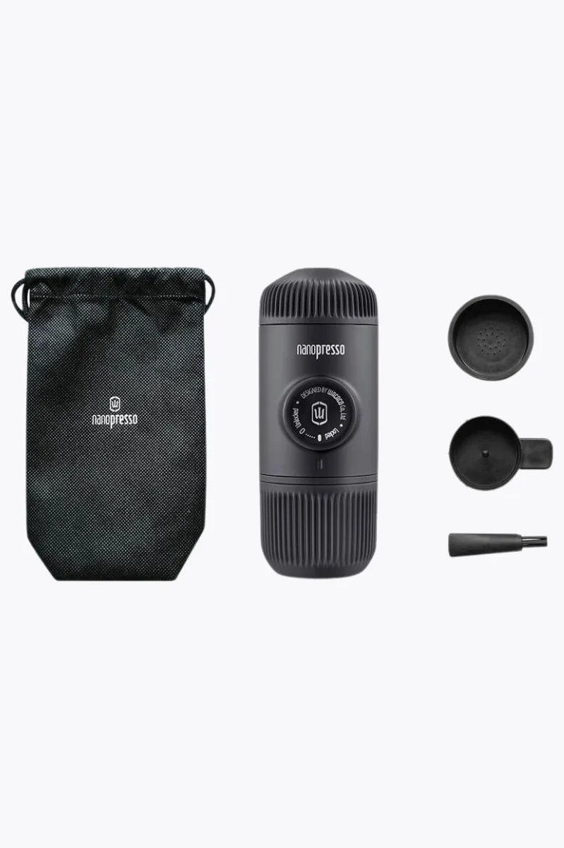 Wacaco Nanopresso manuelle Espressomaschine in Grau mit Zubehör und Tasche von oben auf weißem Hintergrund.