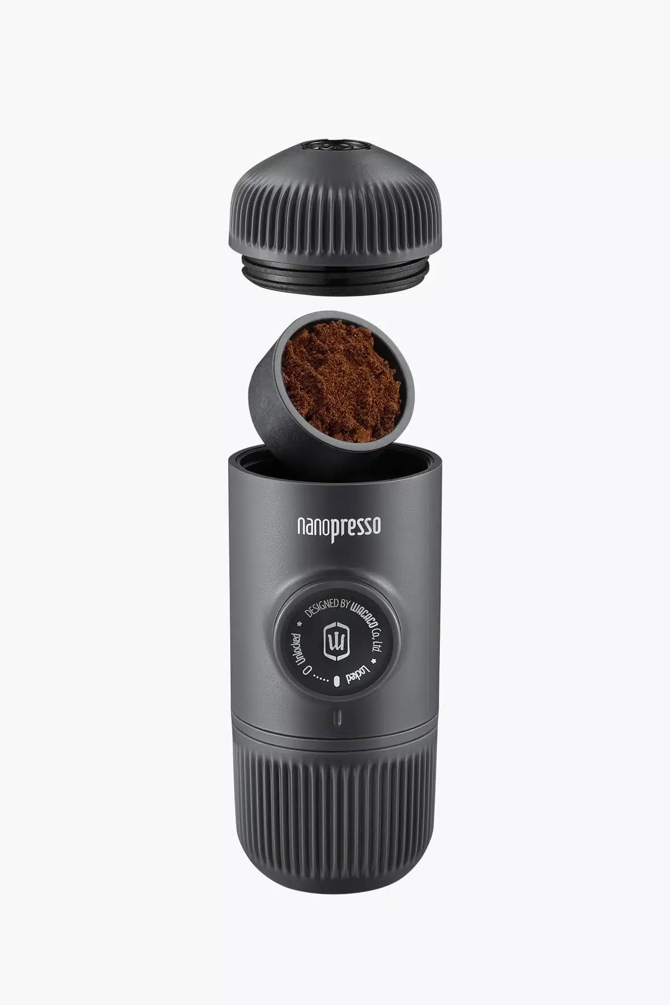 Wacaco Nanopresso in Grau mit gefülltem Siebträger, ideal für Camping und Outdoor.