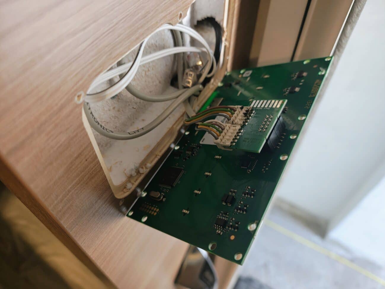 Stecker entfernen.