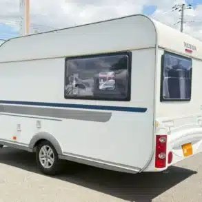 Adria Altea 390PS Wohnwagen, Seiten- und Rückansicht, auf einem Parkplatz