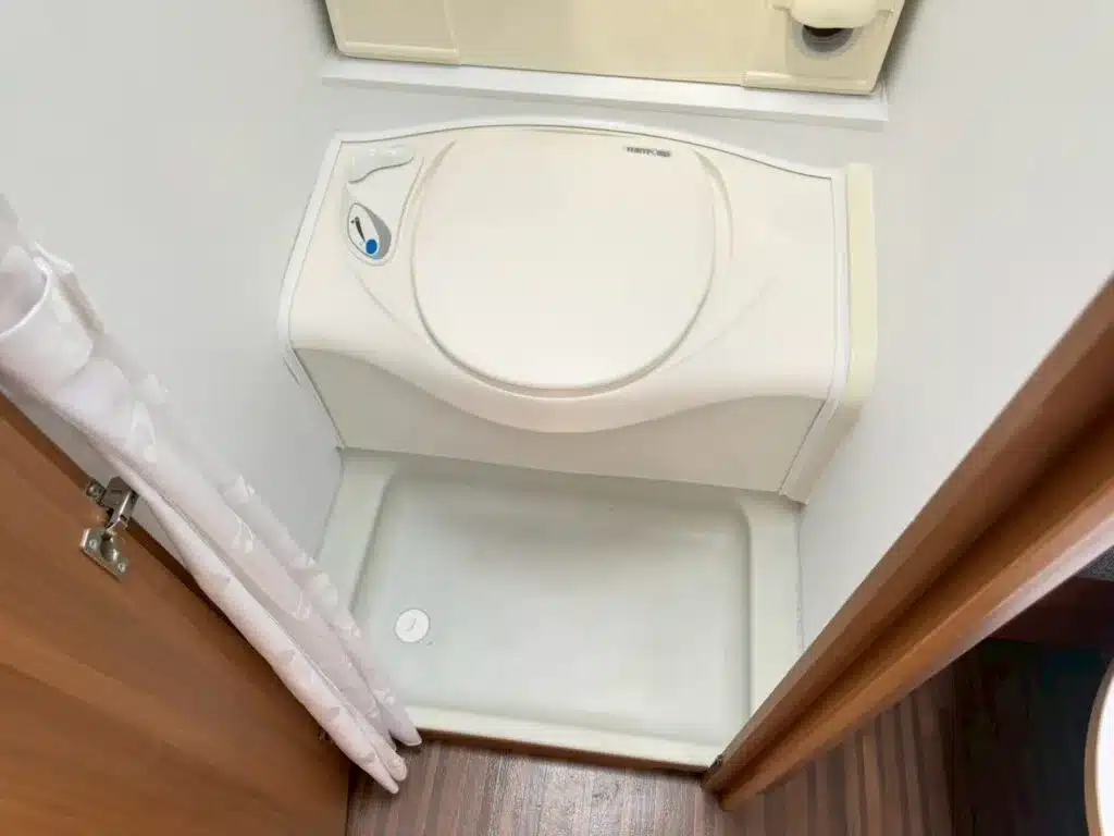 Bad mit Cassettentoilette und Duschwanne im kompakten Wohnwagen Adria Altea 390PS