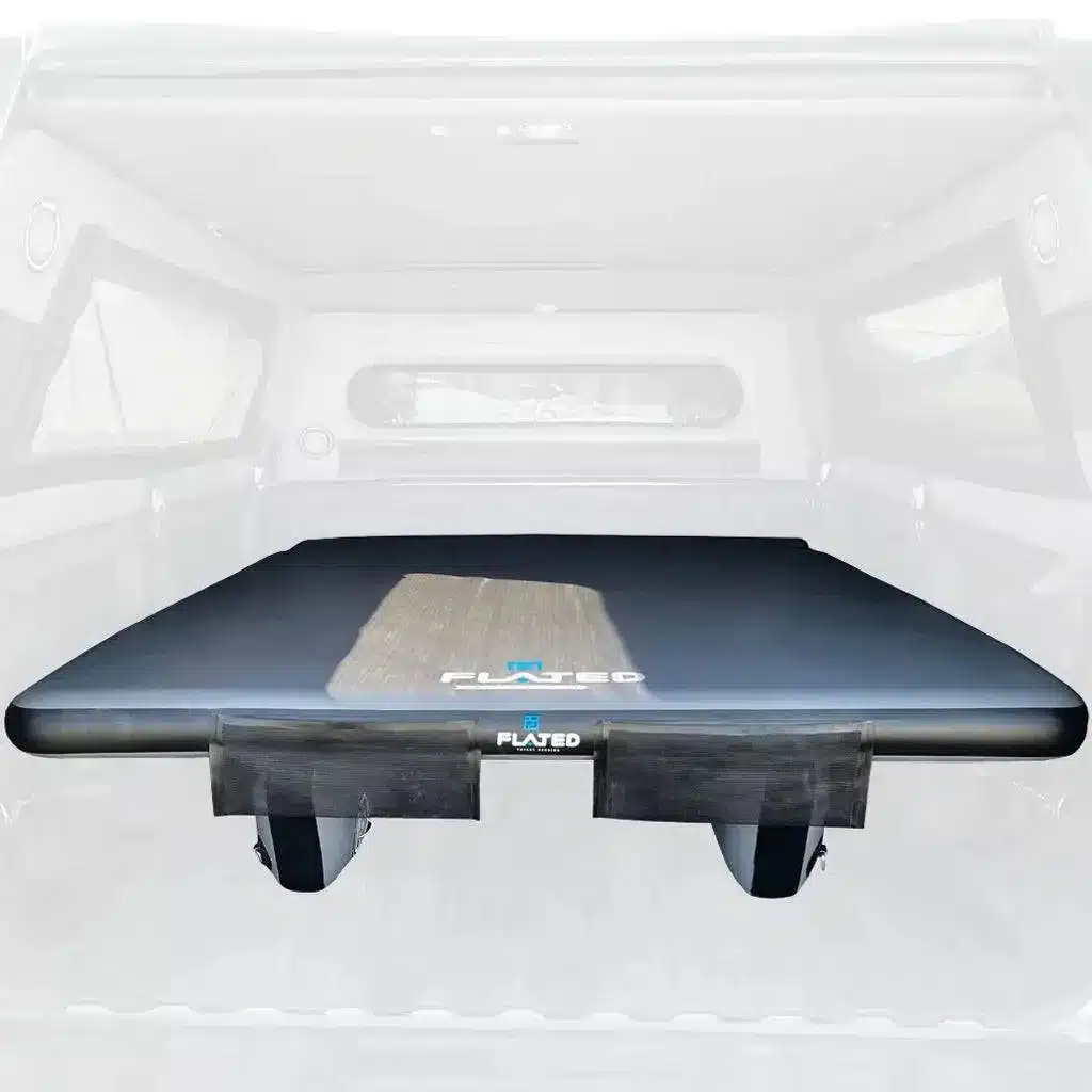 Aufblasbare Air-Deck® Schlafplattform eingesetzt im Laderaum eines Pickups, sichtbar erhöht und vollflächig.
