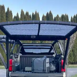 Daylodge AirHaven 30 aufblasbare Markise aufgebaut an einem Pick-up mit geöffnetem Laderaum.