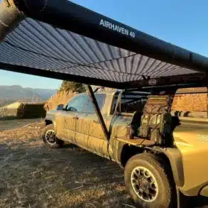 Aufblasbare AirHaven 40 Markise an einem Pick-up beim Outdoor-Einsatz