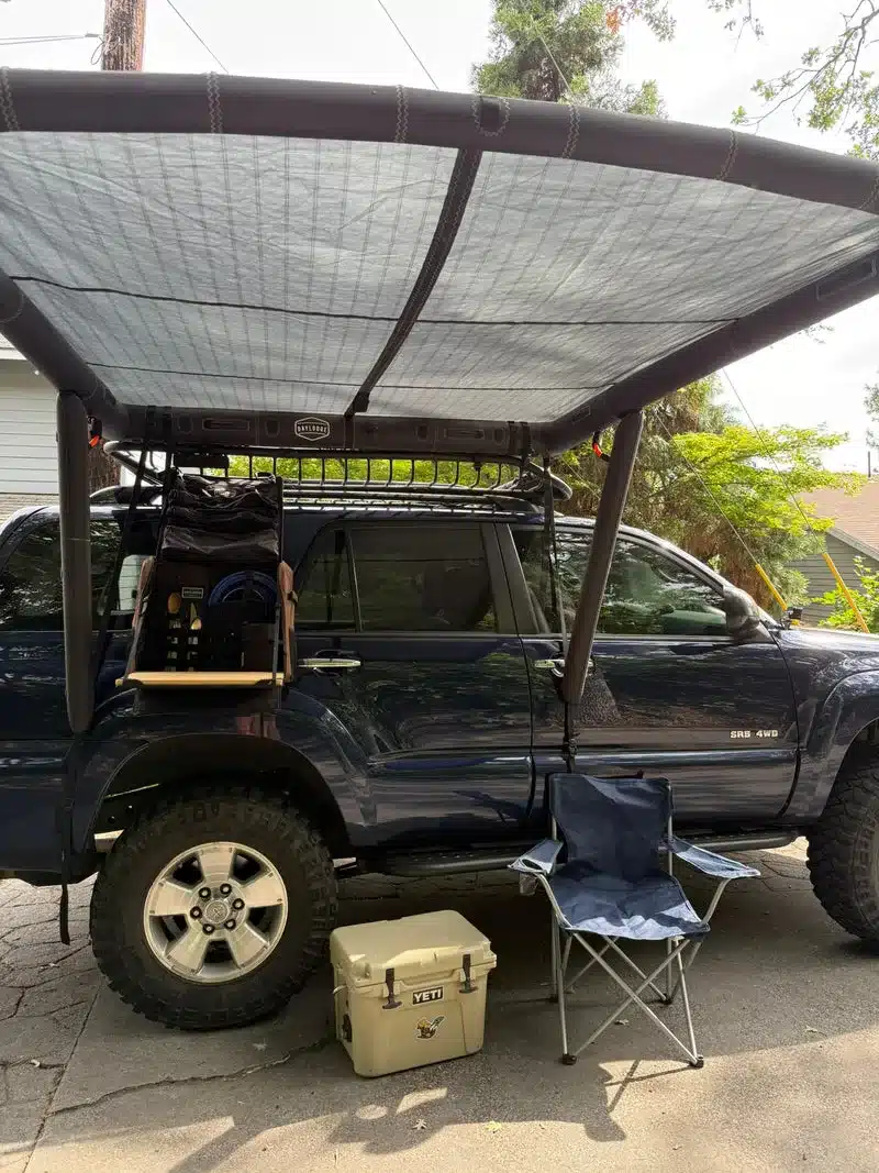 Aufblasbare Markise DAYLODGE AirHaven mit Annex an einem SUV, Outdoor-Einsatz