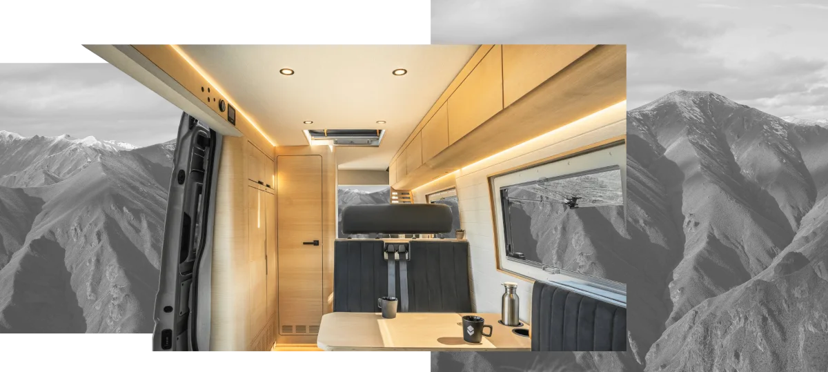Innenansicht eines Altiplano Campervans mit Holzfurnieren, Sitzplätzen und Tisch