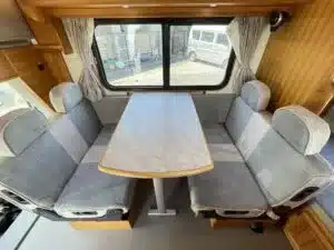 Sitzgruppe mit Tisch im Wohnbereich des Camper Asuka