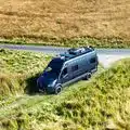 Crozier Camper als individuell ausgebautes Reisemobil auf einer Straße durch offene Landschaft